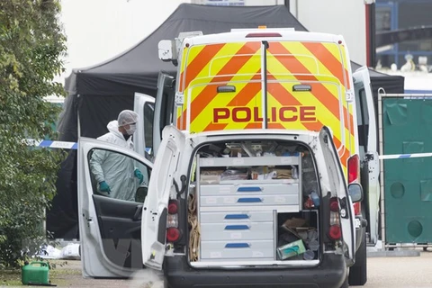 Nhân viên pháp y thuộc Cảnh sát Anh điều tra tại hiện trường xe container chở 39 thi thể ở Khu Công nghiệp Waterglade thuộc hạt Essex, miền Đông Nam nước Anh ngày 23/10/2019. (Nguồn: THX/TTXVN)