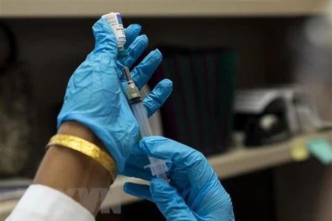 Y tá chuẩn bị vắcxin sởi, quai bị và rubella. (Nguồn: AFP/TTXVN)