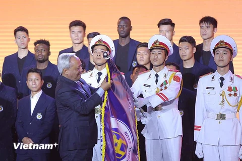 Phó Chủ tịch Quốc hội Uông Chu Lưu trao Huân chương Lao động hạng Ba cho Hà Nội FC.