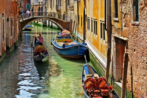 Chèo thuyền gondola ở thành phố Venice của Italy. (Nguồn: AP)