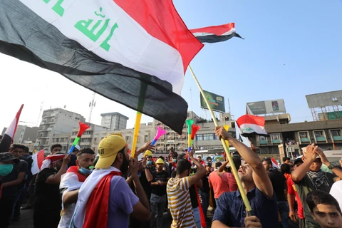 Người biểu tình phản đối Chính phủ tập trung tại quảng trường Tahrir ở thủ đô Baghdad, Iraq. (Ảnh: THX/TTXVN)