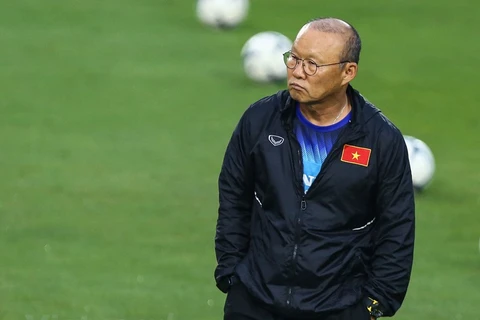 HLV Park Hang-seo theo dõi học trò trên sân tập chuẩn bị cho vòng loại World Cup 2022. (Ảnh: Nguyên An/Vietnam+)
