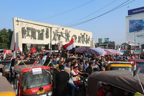 Người biểu tình phản đối Chính phủ tập trung tại quảng trường Tahrir ở thủ đô Baghdad, Iraq. (Ảnh: THX/ TTXVN)