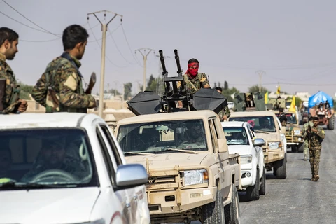 Các Lực lượng dân chủ Syria (SDF) rút khỏi khu vực biên giới với Thổ Nhĩ Kỳ, gần thị trấn Amuda, miền Bắc Syria. (Ảnh: AFP/TTXVN)