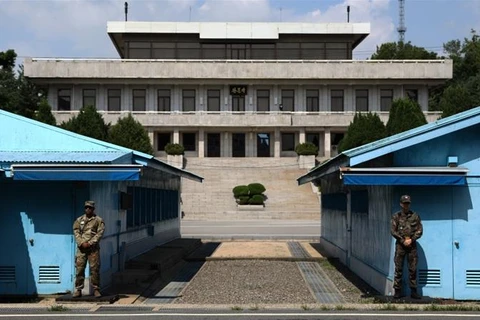 Giới chức Hàn Quốc đã trao trả hai người này cho giới chức Triều Tiên tại làng Panmunjom. (Nguồn: EPA)