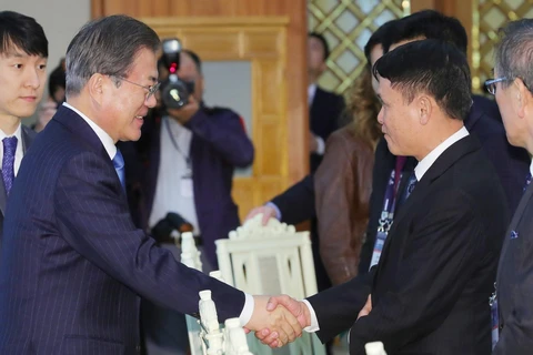 Tổng thống Hàn Quốc Moon Jae-in bắt tay Tổng Giám đốc TTXVN Nguyễn Đức Lợi. (Nguồn: TTXVN phát)