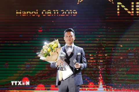 Tiền vệ Nguyễn Quang Hải của đội tuyển Việt Nam giành giải thưởng Cầu thủ nam của năm. (Ảnh: Trọng Đạt/TTXVN)