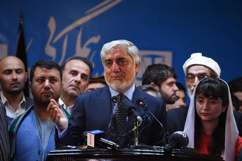 Ứng viên Tổng thống Afghanistan Abdullah Abdullah (giữa). (Ảnh: AFP/TTXVN)