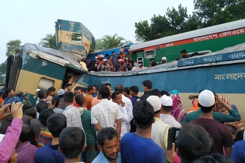 Hiện trường vụ hai tàu hỏa đâm nhau tại Brahmanbaria, Bangladesh, ngày 12/11. Ảnh: TBS/TTXVN)