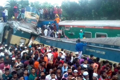 Hiện trường vụ hai đoàn tàu hỏa đâm nhau tại Brahmanbaria, Bangladesh, ngày 12/11. (Ảnh: Daily Star/TTXVN)