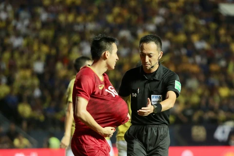 Trọng tài Jumpei Iida bắt chính trận Việt Nam-Thái Lan tại King's Cup 2019. (Ảnh: Nguyễn Minh Tiến/TTXVN)