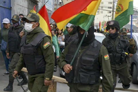 Cảnh sát Bolivia tham gia cuộc tuần hành bày tỏ sự ủng hộ với lực lượng đối lập, yêu cầu Tổng thống từ chức, ở La Paz, ngày 9/11. (Ảnh: AFP/TTXVN)