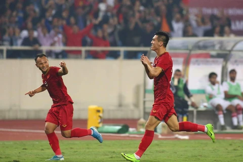 Tiến Linh (phải) ghi bàn mang chiến thắng về cho Việt Nam. (Ảnh: Nguyên An/Vietnam+)