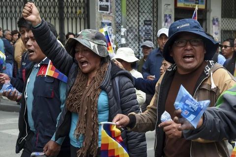 Người dân tham gia biểu tình ủng hộ cựu Tổng thống Evo Morales tại La Paz, Bolivia, ngày 13/11. (Ảnh: AFP/TTXVN)