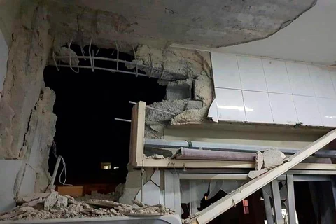 Một tòa nhà bị hư hỏng sau vụ không kích của Israel. (Nguồn: AP)