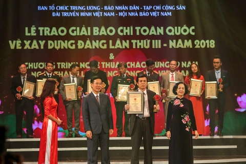 Hình ảnh tại lễ công bố và trao giải báo chí toàn quốc về xây dựng Đảng mang tên Búa liềm vàng lần thứ 3 năm 2018. (Ảnh: Minh Sơn/Vietnam+)