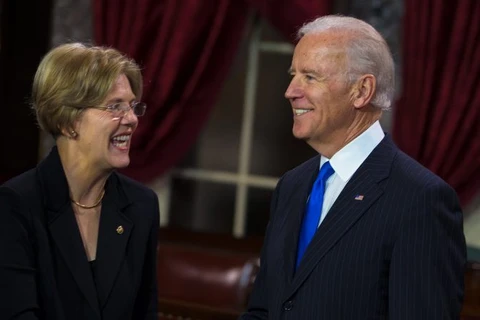 Cựu Phó Tổng thống Mỹ Joe Biden và thượng nghị sỹ Elizabeth Warren (trái). (Nguồn: AP)