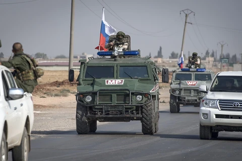 Xe quân sự Nga di chuyển dọc tuyến đường gần thành phố Qamishli, miền Đông Bắc Syria hôm 26/10. (Ảnh: AFP/TTXVN)