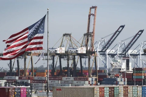 Cuộc chiến thương mại Mỹ-Trung ảnh hưởng đến tăng trưởng kinh tế toàn cầu. (Ảnh: AFP/TTXVN)