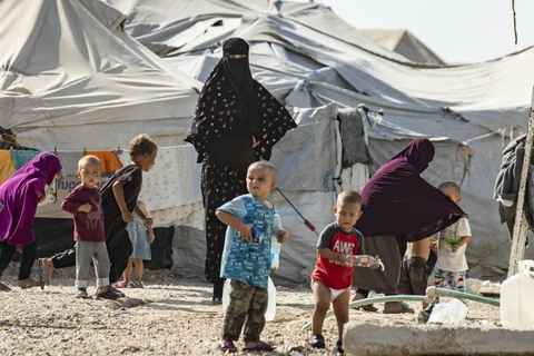 Phụ nữ và trẻ em là thân nhân của các thành viên IS tại trại tị nạn al-Hol ở đông bắc Syria. (Ảnh: AFP/TTXVN)