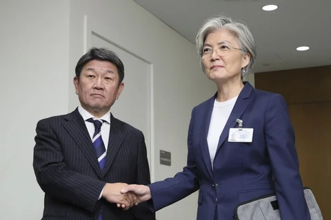 Hình ảnh Ngoại trưởng Nhật Bản Toshimitsu Motegi gặp người đồng cấp Kang Kyung Wha của Hàn Quốc hồi tháng 9. (Nguồn: AP)