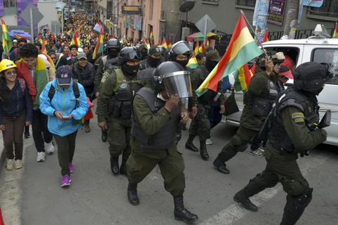 Lực lượng cảnh sát Bolivia tham gia cuộc biểu tình phản đối Chính phủ của phái chính trị đối lập, tại thủ đô La Paz ngày 9/11. (Ảnh: AFP/TTXVN)