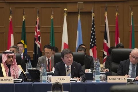 Ngoại trưởng Nhật Bản Toshimitsu Motegi (giữa) chủ trì hội nghị. (Ảnh: Đào Thanh Tùng/TTXVN)