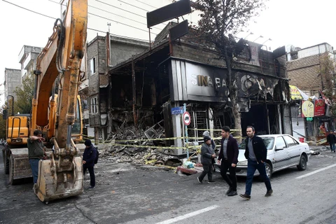 Một ngân hàng của Iran bị phóng hỏa. (Nguồn: Reuters)
