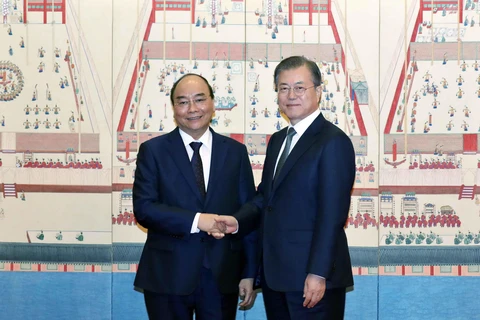 Tổng thống Hàn Quốc Moon Jae-in đón Thủ tướng Chính phủ Nguyễn Xuân Phúc và Phu nhân. (Ảnh: Thống Nhất/TTXVN)