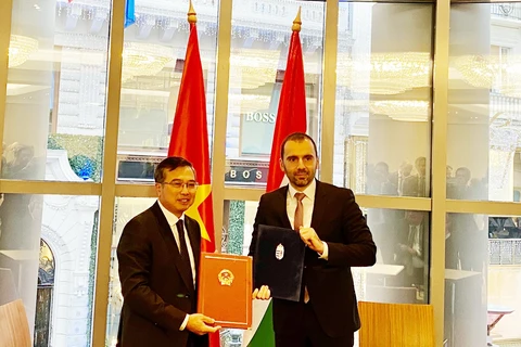 Hai đồng chủ trì Việt Nam và Hungary ký Biên bản Khóa họp. (Nguồn: Đại sứ quán Việt Nam tại Hungary)
