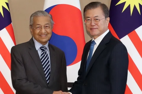 Tổng thống Hàn Quốc Moon Jae-in và Thủ tướng Malaysia Mahathir Mohamad. (Nguồn: Yonhap)