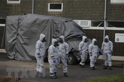 Lực lượng chức năng điều tra tại khu vực điệp viên người Nga và con gái được cho là nhiễm độc chất độc Novichok ở Salisbury, Anh ngày 10/3. (Nguồn: AFP/ TTXVN)