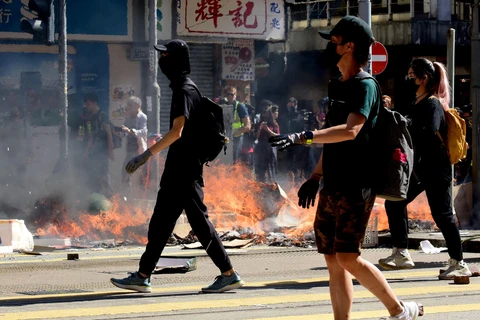 Người biểu tình quá khích tại Hong Kong, Trung Quốc, ngày 11/11. (Ảnh: THX/TTXVN)