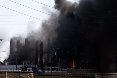Khói lửa bốc cao trong vụ nổ nhà máy hóa chất TPC ở thành phố Port Neches, bang Texas (Mỹ) ngày 27/11. (Ảnh: THX/TTXVN)