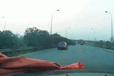 Video tài xế ôtô may mắn thoát chết trên đại lộ Thăng Long