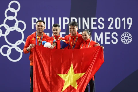 Đội tuyển Cử tạ đã giành được 2 huy chương vàng ngay ngày ra quân SEA Games 30. (Ảnh: Hoàng Linh/TTXVN)