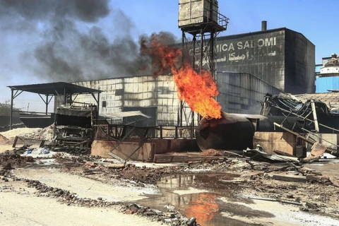 Hiện trường vụ cháy nhà máy trong khu công nghiệp ở thủ đô Khartoum, Sudan ngày 3/12. (Ảnh: AFP/TTXVN)