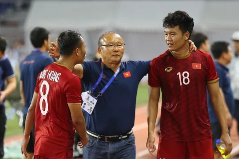 Trong ảnh: HLV Park Hang-seo cùng các cầu thủ U22 Việt Nam sẽ đối phó U22 Campuchia thế nào? (Ảnh: Hoàng Linh/TTXVN)