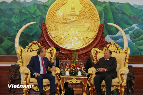 Tổng Bí thư, Chủ tịch nước Lào Bounnhang Vorachith đang tiếp thân mật Phó Thủ tướng Thường trực Trương Hòa Bình. (Ảnh: Phạm Kiên/Vietnam+)