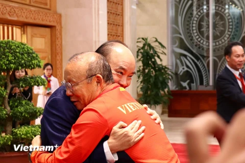 Thủ tướng Nguyễn Xuân Phúc chúc mừng huấn luyện viên Park Hang Seo. (Ảnh: Nguyên An/Vietnam+)