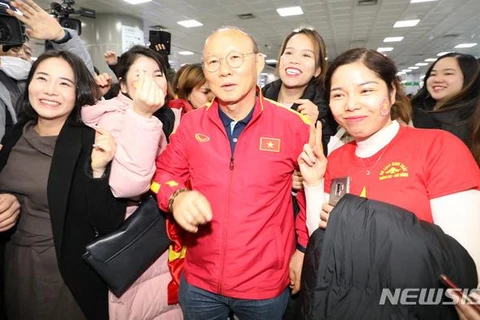 Sáng 14/12, huấn luyện viên Park Hang-seo cùng đội tuyển bóng đá nam U23 Việt Nam đã tới sân bay Gimhae (Hàn Quốc). 
