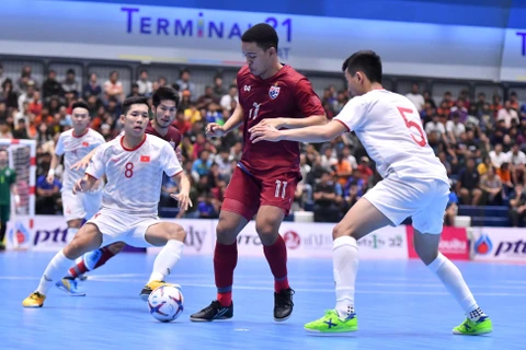 Tuyển futsal Việt Nam (áo trắng) để thua Thái Lan. (Nguồn: Futsal TV)