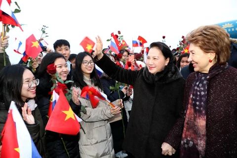 Cán bộ, nhân viên Đại sứ quán và đại diện cộng đồng người Việt đón Chủ tịch Quốc hội Nguyễn Thị Kim Ngân tại sân bay Vnukovo. (Ảnh: Trọng Đức/TTXVN)