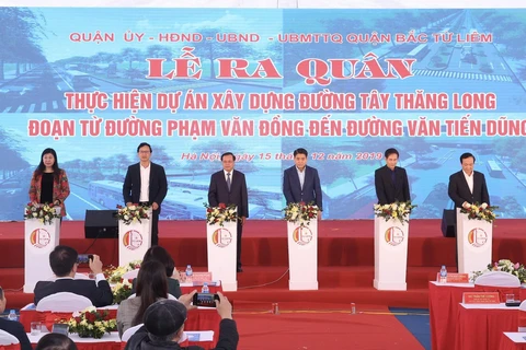 Chủ tịch Ủy ban Nhân dân thành phố Hà Nội Nguyễn Đức Chung cùng các đại biểu thực hiện nghi thức phát động giai đoạn 2 dự án. (Ảnh: TTXVN)