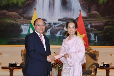 Thủ tướng Nguyễn Xuân Phúc gặp Cố vấn Nhà nước Myanmar Aung San Suu Kyi. (Ảnh: Thống Nhất/TTXVN)