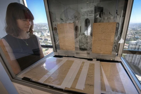 Bản tuyên ngôn Olympic đầu tiên được trưng bày tại Sotheber's ở Los Angeles. (Nguồn: AFP)