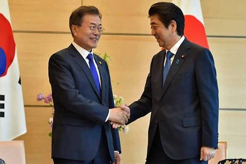 Thủ tướng Nhật Bản Shinzo Abe (phải) và Tổng thống Hàn Quốc Moon Jae-in. (Nguồn: AFP)