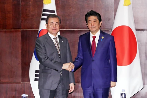 Tổng thống Hàn Quốc Moon Jae-in (trái) và Thủ tướng Nhật Bản Shinzo Abe tại cuộc gặp ở Thành Đô, Trung Quốc ngày 24/12/2019. (Ảnh: Yonhap/TTXVN)