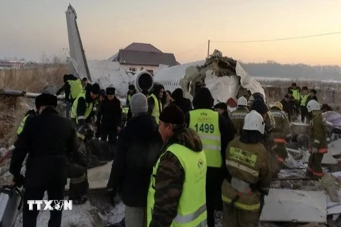 Lực lượng cứu hộ tìm kiếm các nạn nhân tại hiện trường vụ rơi máy bay của Hãng hàng không Bek Air thuộc Kazakhstan. (Ảnh: Yahoo/TTXVN)