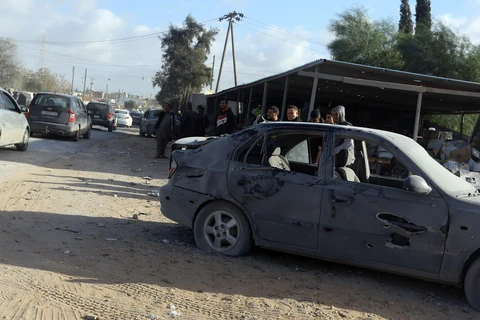 Một phương tiện bị hư hại sau vụ tấn công bằng rocket ở ngoại ô thủ đô Tripoli, Libya. (Ảnh: THX/TTXVN)